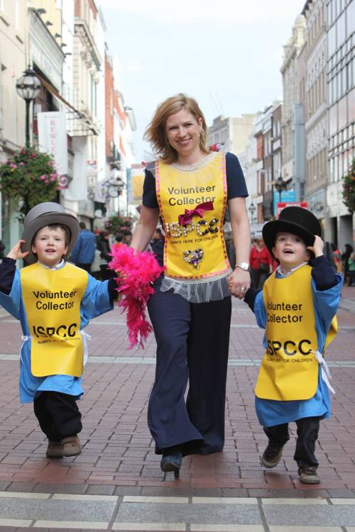 stylist Sonya Lennon donned a ‘blinged’ ISPCC volunteer bib to help launch the ISPCC’s ‘Get Your Bib On’ recruitment drive